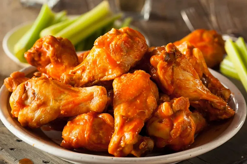 Alitas de pollo bañadas en salsa