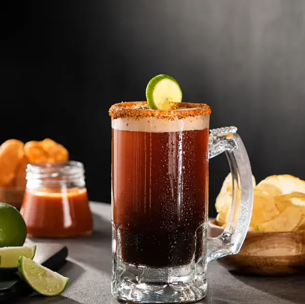 Michelada con borde escarchado