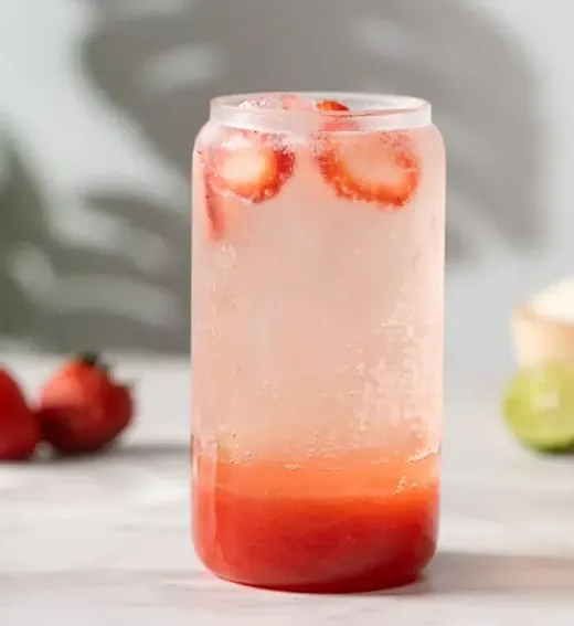 Soda italiana de fresa preparada con jarabe